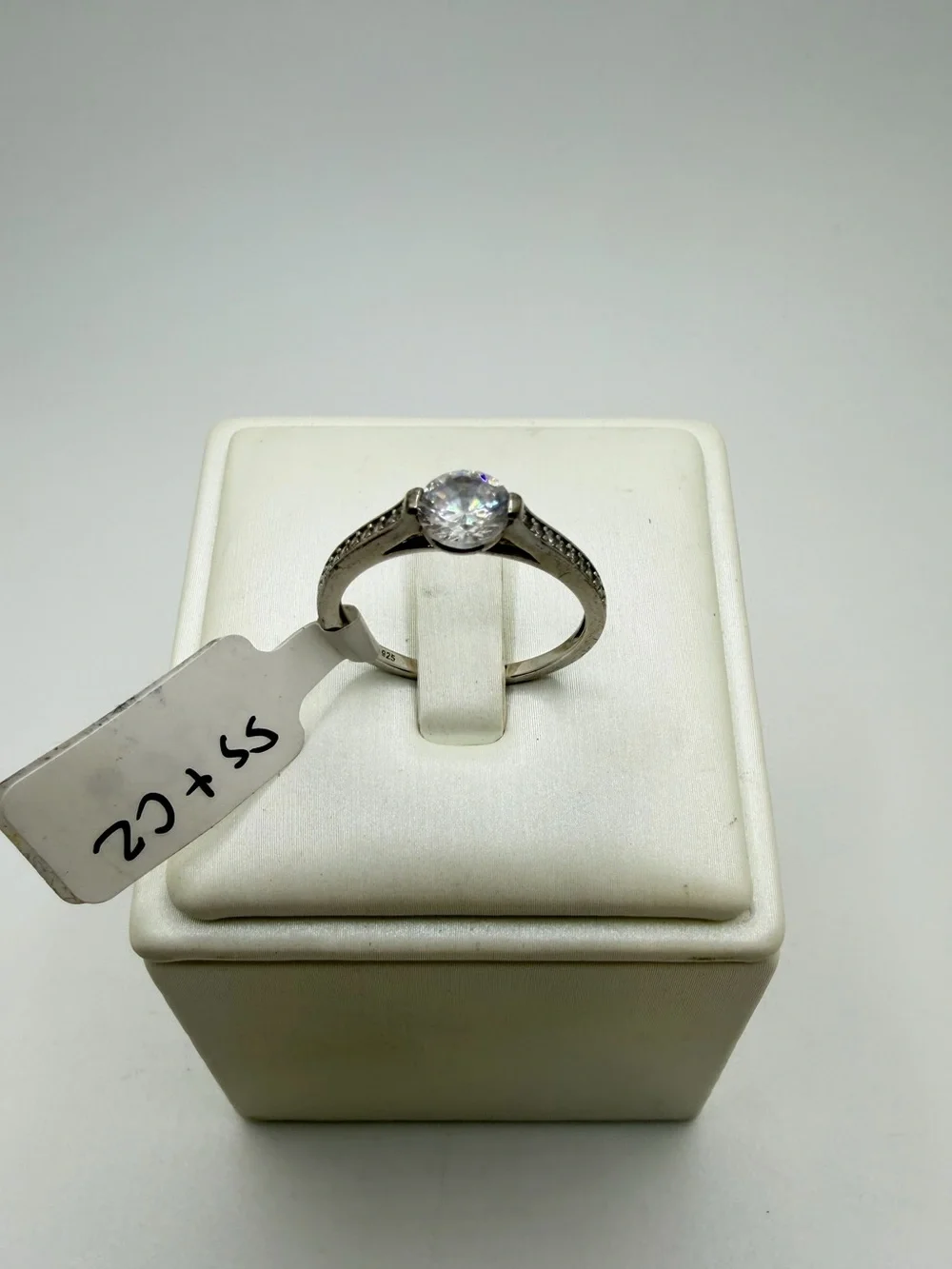 Classic 6mm round cut cubic zirconia ring w/ accent cz stones in stamped 925!